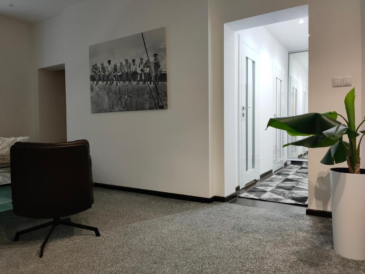 Leonardo Apartment *